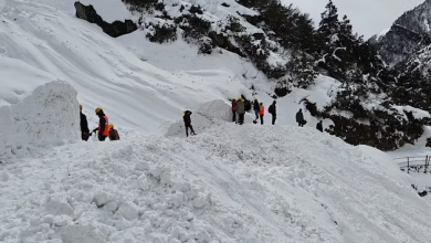 Photo of पैदल मार्ग पर बेलचा-फावड़ा से बर्फ हटाने में जुटे मजदूर, हिमखंड जोन सक्रिय होने का खतरा