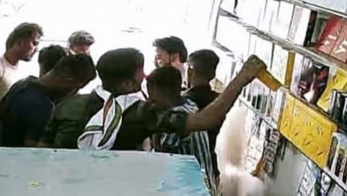 Photo of मोबाइल की दुकान पर ग्राहक बनकर आए युवक ने किया ऐसा कांड, उड़े व्यापारी के होश…सीसीटीवी में कैद हुई करतूत